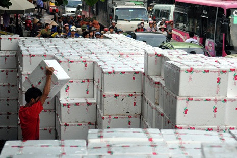 Nhiều hộ buôn vải xếp hàng lấn ra đường, khiến tình trạng tắc nghẽn thêm trầm trọng.