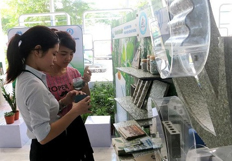 Cùng tìm hiểu về các sản phẩm được làm từ vỏ hộp sữa trong ngày hội môi trường.