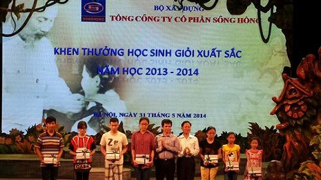 Các em thiếu nhi có thành tích học tập cao được nhận quà trong ngày 1/6.