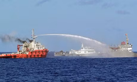 Tàu TQ xịt vòi rồng vào tàu kiểm ngư Việt Nam. Gần đây họ còn ném đá và chai lọ sang tàu của VN. (Ảnh: Reuters) Tàu TQ xịt vòi rồng vào tàu kiểm ngư Việt Nam. Gần đây họ còn ném đá và chai lọ sang tàu của VN. (Ảnh: Reuters)