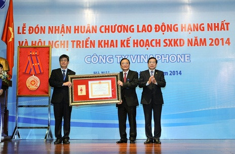 Bộ trưởng Nguyễn Bắc Son trao Huân chương Lao động cho Công ty VinaPhone. Bộ trưởng Nguyễn Bắc Son trao Huân chương Lao động cho Công ty VinaPhone.