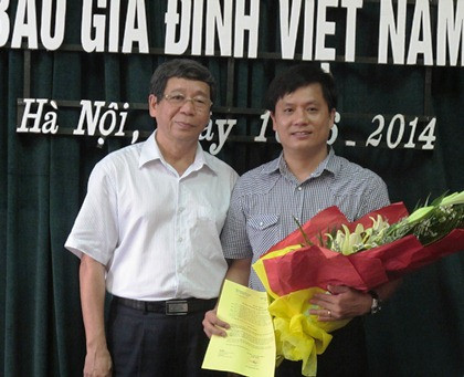 Tiến sỹ Nguyễn Bá Thủy trao quyết định bổ nhiệm Tổng biên tập báo Gia Đình Việt Nam cho ông Hồ Minh Chiến (người đứng bên phải).