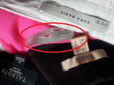 Áo len bị cắt mác nham nhở phần “made in”