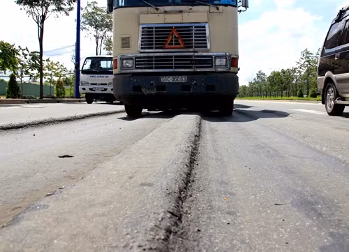 Mặt đường xuất hiện nhiều tầng cao thấp.