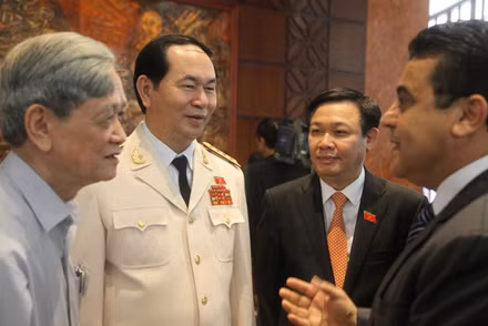 Bộ trưởng Trần Đại Quang bên hành lang kì họp Quốc hội.