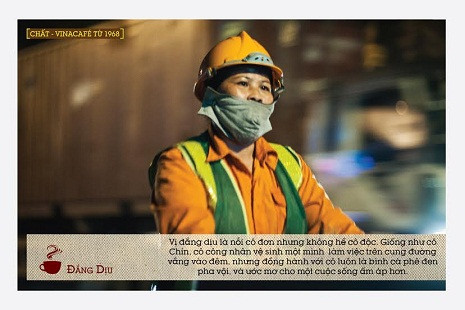 Vị đắng dịu là nỗi cô đơn nhưng không hề cô độc. Giống như cô Chín, cô công nhân vệ sinh một mình làm việc trên cung đường vắng vào đêm, nhưng đồng hành với cô luôn là bình cà phê đen pha vội và ước mơ cho một cuộc sống ấm áp hơn. Vị đắng dịu là nỗi cô đơn nhưng không hề cô độc. Giống như cô Chín, cô công nhân vệ sinh một mình làm việc trên cung đường vắng vào đêm, nhưng đồng hành với cô luôn là bình cà phê đen pha vội và ước mơ cho một cuộc sống ấm áp hơn.