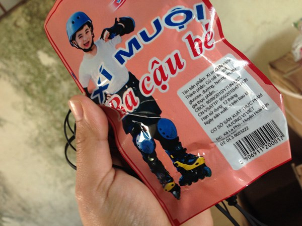 Túi kẹo mã vạch Trung Quốc nhưng lại ghi nhãn mác Việt Nam (Ảnh: Đức Duy/Vietnam+)