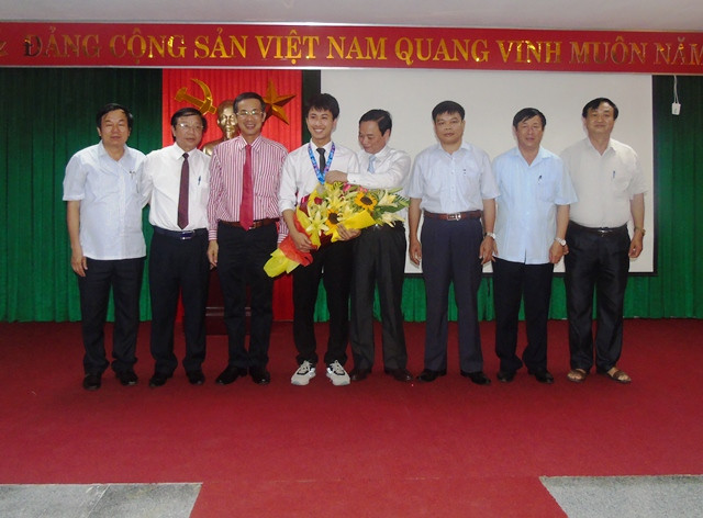 Lãnh đạo tỉnh Quảng Bình, Sở Giáo dục và Đào tạo, Trường trung học phổ thông Chuyên Võ Nguyên Giáp chúc mừng em Nguyễn Thế Quỳnh giành được Huy chương Bạc Olympic Vật Lý Châu Á.