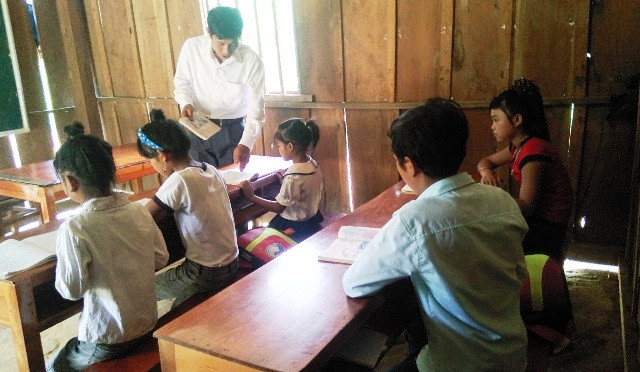 Lớp học ở bản Đoòng chỉ có vỏn vẹn 3 bộ bàn ghế và tấm bảng (Ảnh: Phúc Văn) Lớp học ở bản Đoòng chỉ có vỏn vẹn 3 bộ bàn ghế và tấm bảng (Ảnh: Phúc Văn)