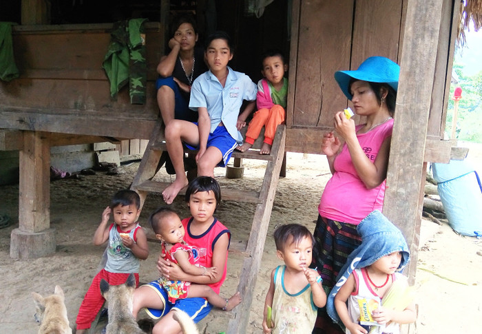 Biệt lập với thế giới bên ngoài, bản Đoòng còn rất nhiều khó khăn và thiếu thốn. (Ảnh: Phúc Văn) Biệt lập với thế giới bên ngoài, bản Đoòng còn rất nhiều khó khăn và thiếu thốn. (Ảnh: Phúc Văn)