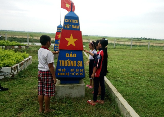 Các em học sinh tỏ ra thích thú với những buổi học ở mô hình biển đảo này.