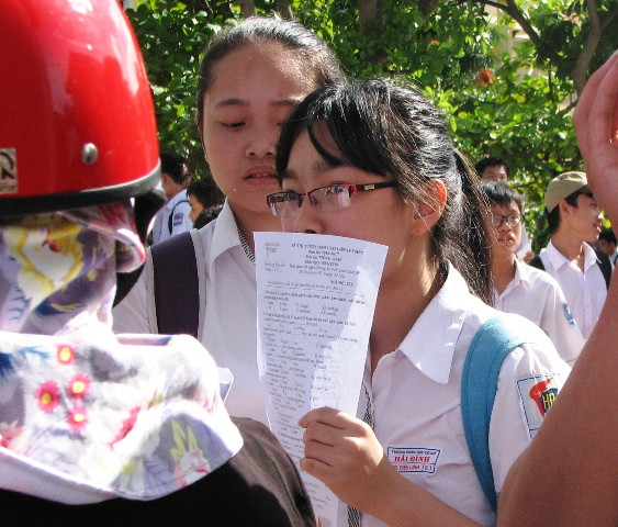 Thí sinh thi tuyển vào lớp 10 Trường Trung học phổ thông Chuyên Võ Nguyên Giáp năm học 2016 - 2017. (Ảnh: Thủy Phan) Thí sinh thi tuyển vào lớp 10 Trường Trung học phổ thông Chuyên Võ Nguyên Giáp năm học 2016 - 2017. (Ảnh: Thủy Phan)