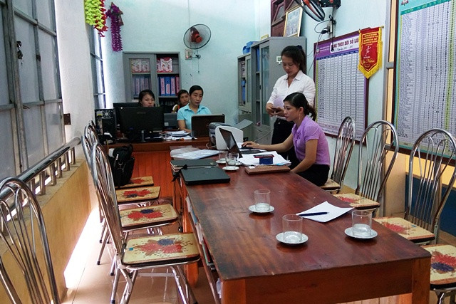 Hành lang phía sau tòa nhà ở điểm trường trung tâm được gia cố thành một phòng cho tất cả giáo viên làm việc và sinh hoạt. (Ảnh: Thủy Phan)