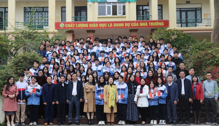 Thầy và trò Trường Trung học phổ thông Chuyên Lào Cai trong buổi gặp mặt động viên các đội tuyển trước kỳ thi chọn học sinh giỏi quốc gia năm học 2024-2025. Ảnh: NTCC. THPT Chuyen lao Cai.jpg
