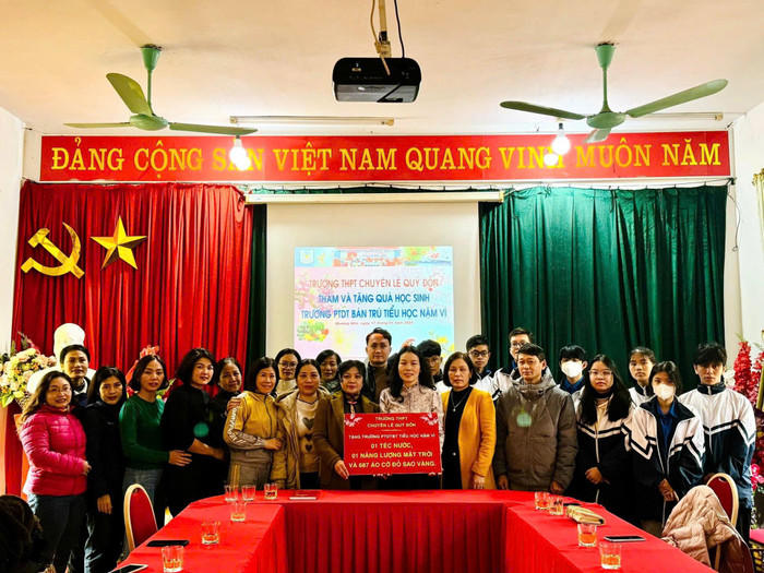 Trường trung học phổ thông Chuyên Lê Quý Đôn thăm và tặng quà học sinh Trường Phổ thông dân tộc bán trú tiểu học Nậm Vì (huyện Mường Nhé, tỉnh Điện Biên). Ảnh: NTCC. THPT CHUYEN LE QUY DON (DIEN BIEN).jpg