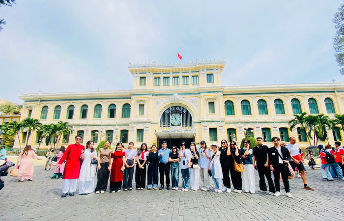Sinh viên ngành Việt Nam học - Trường Đại học Thủ đô Hà Nội đi thực tế tại thành phố Hồ Chí Minh. Ảnh: NTCC. z6184114360025_d9dc91d2f50611d52c96f6699b0369f3.jpg