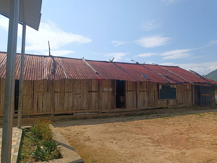 Điều kiện cơ sở vật chất thiếu thốn, khó khăn tại một điểm trường của Trường Phổ thông Dân tộc Bán trú Tiểu học Pa Ủ. (Ảnh: Nhà trường cung cấp).