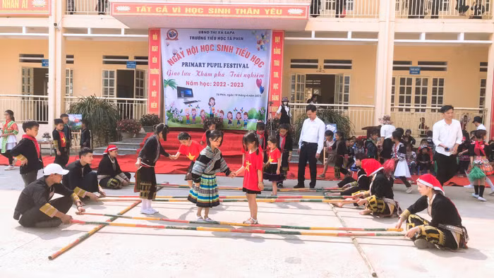 Hoạt động giữ gìn bản sắc văn hóa dân tộc của thầy và trò Trường Tiểu học Tả Phìn, thị xã Sapa, Lào Cai. (Nguồn: Nhà trường cung cấp). Hoạt động giữ gìn bản sắc văn hóa dân tộc của thầy và trò Trường Tiểu học Tả Phìn, thị xã Sapa, Lào Cai. (Nguồn: Nhà trường cung cấp).