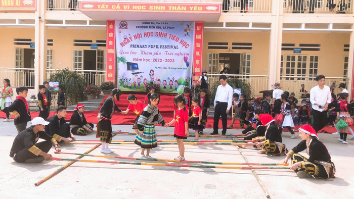 Hoạt động giữ gìn bản sắc văn hóa dân tộc của thầy và trò Trường Tiểu học Tả Phìn, thị xã Sapa, Lào Cai. (Nguồn: Nhà trường cung cấp). Hoạt động giữ gìn bản sắc văn hóa dân tộc của thầy và trò Trường Tiểu học Tả Phìn, thị xã Sapa, Lào Cai. (Nguồn: Nhà trường cung cấp).