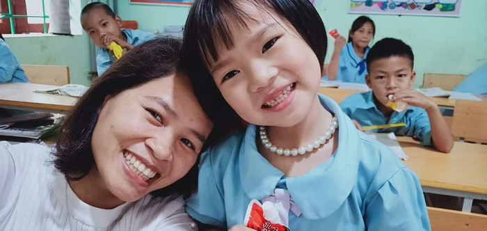 Cô Minh Khuyên chụp ảnh cùng học sinh của mình. (Ảnh: Nhân vật cung cấp).