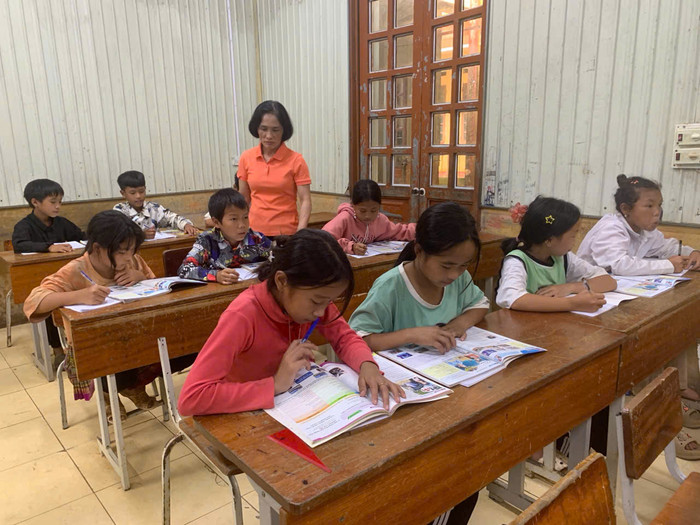 Cô Lê Thị Thanh Huyền đang dạy Tiếng Anh cho học sinh tại trường biệt phái. (Ảnh: NVCC) z5838916872383_daef3264631df07ab6cdd9b894c3bed0.jpg