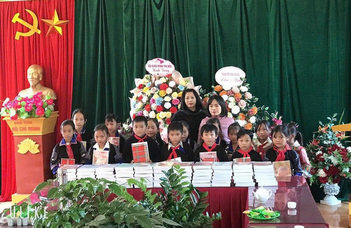 Cô giáo Phan Thị Lệ Hường (đứng bên trái) kêu gọi bạn bè, người quen giúp học sinh có thêm những bộ sách mới. (Ảnh: NVCC) z5837284071022_962c1ab82dc8b3296f3f4e81cc23d716 (1).jpg