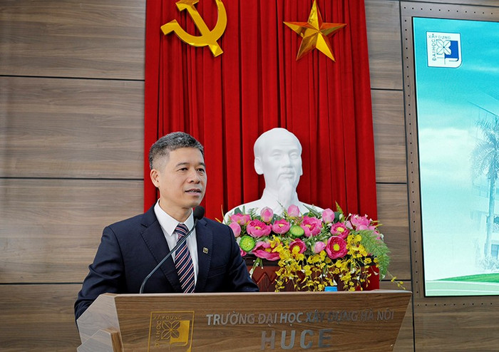 Phó Giáo sư, Tiến sĩ Hoàng Tùng. Ảnh: Website nhà trường.