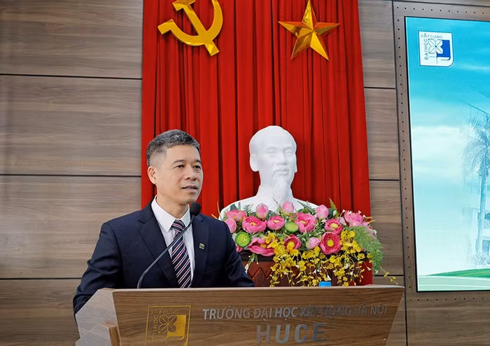 Phó Giáo sư, Tiến sĩ Hoàng Tùng. Ảnh: Website nhà trường.