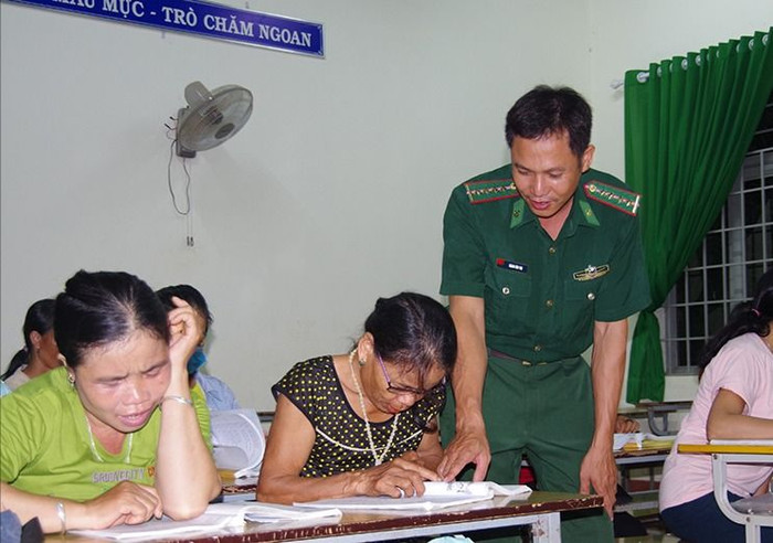 Cán bộ chiến sĩ Đồn Biên phòng phổ cập giáo dục và xóa mù chữ xã Ia Rvê, huyện Ea Súp, tỉnh Đắk Lắk. (Ảnh: Website Uỷ ban nhân dân tỉnh Đắk Lắk) anh 1.. - Copy.jpg