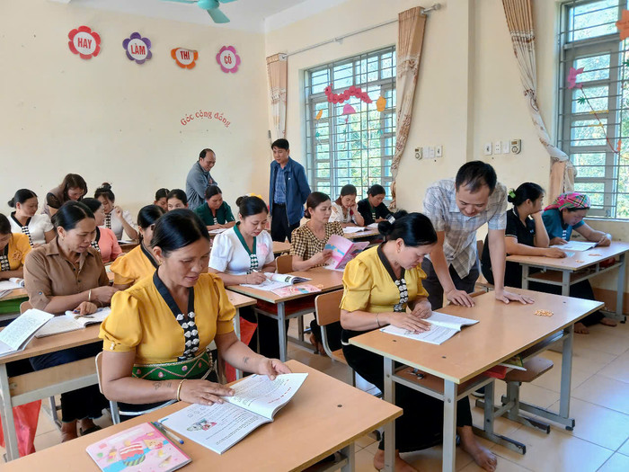 Các lớp học xoá mù chữ được tổ chức vào khung thời gian linh hoạt để phù hợp với người học. (Ảnh: Phòng Giáo dục và Đào tạo huyện Than Uyên cung cấp) z6096865446693_8bbe230d8a7c79fe640606638ba6fce9.jpg