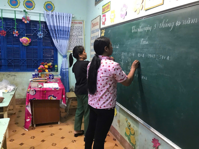 Các lớp học xoá mù chữ chủ yếu là người lớn tuổi học. (Ảnh: Phòng Giáo dục và Đào tạo huyện Tu Mơ Rông, tỉnh Kon Tum cung cấp) z6095945554856_ce7974bb0ef402660426737b8d023fea.jpg