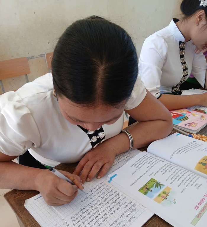 Người học các lớp xoá mù chữ chủ yếu là người lớn tuổi nhưng chưa có cơ hội được đi học trước đây. (Ảnh: Phòng Giáo dục và Đào tạo huyện Than Uyên cung cấp) z6096868719943_c356250f1caf7f619d31feb5e5f6781b.jpg