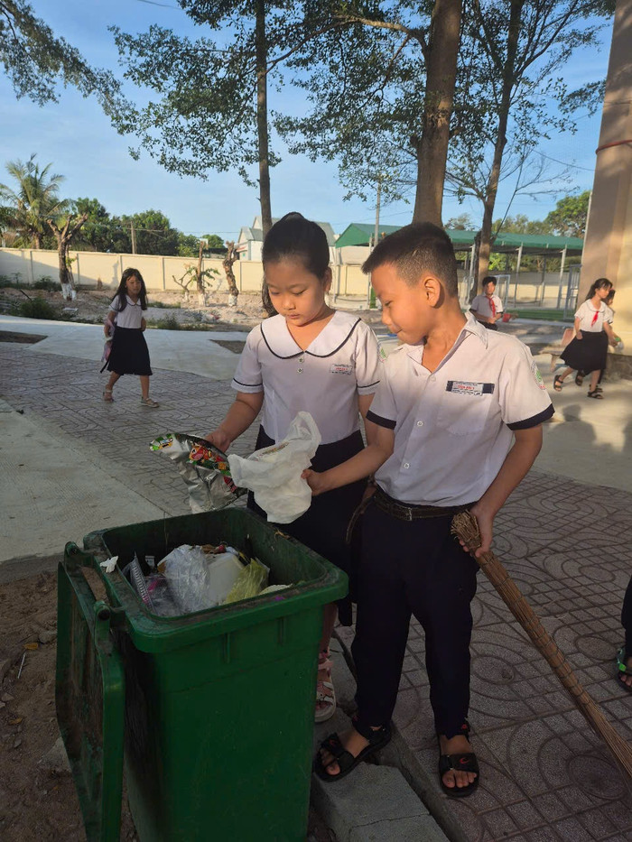 Học sinh gom rác vào thùng gdvn-rác 1.jpg