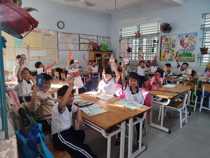 Học sinh được nhận lì xì sau Tết. Ảnh: Phan Tuyết gdvn-lì xì.jpg
