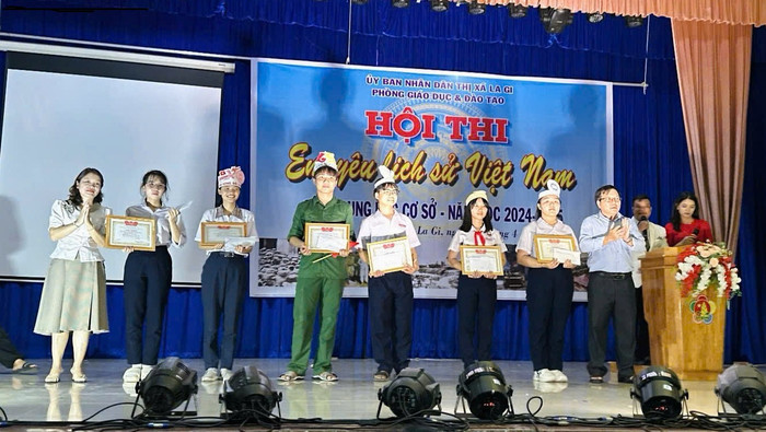 Ban tổ chức trao giải cho các đội. Ảnh: P.T gdvn-hội thi 1.jpg