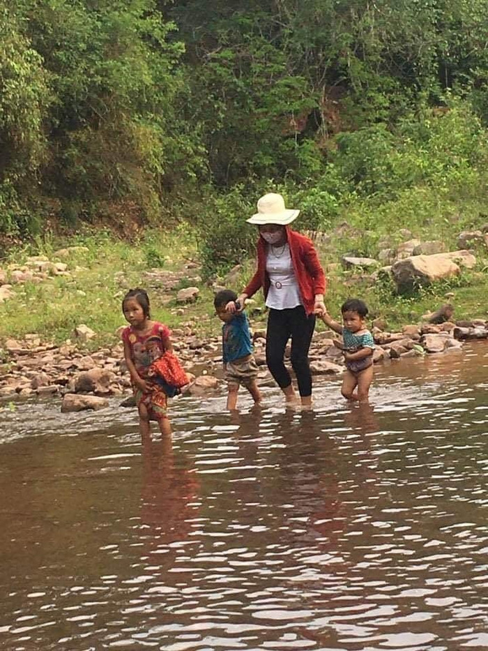 Cô giáo đến tận nhà vận động học sinh ra lớp (Ảnh giáo viên cung cấp) gdvn-cõng hs.jpg