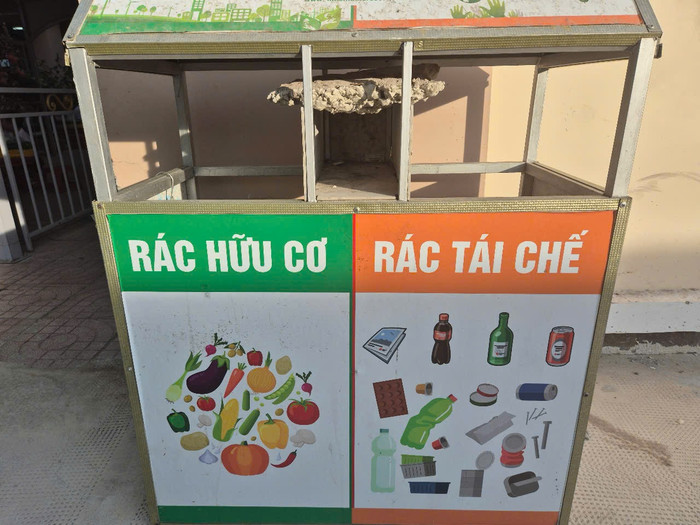 Thùng rác 2 ngăn để học sinh phân loại gdvn-rác.jpg