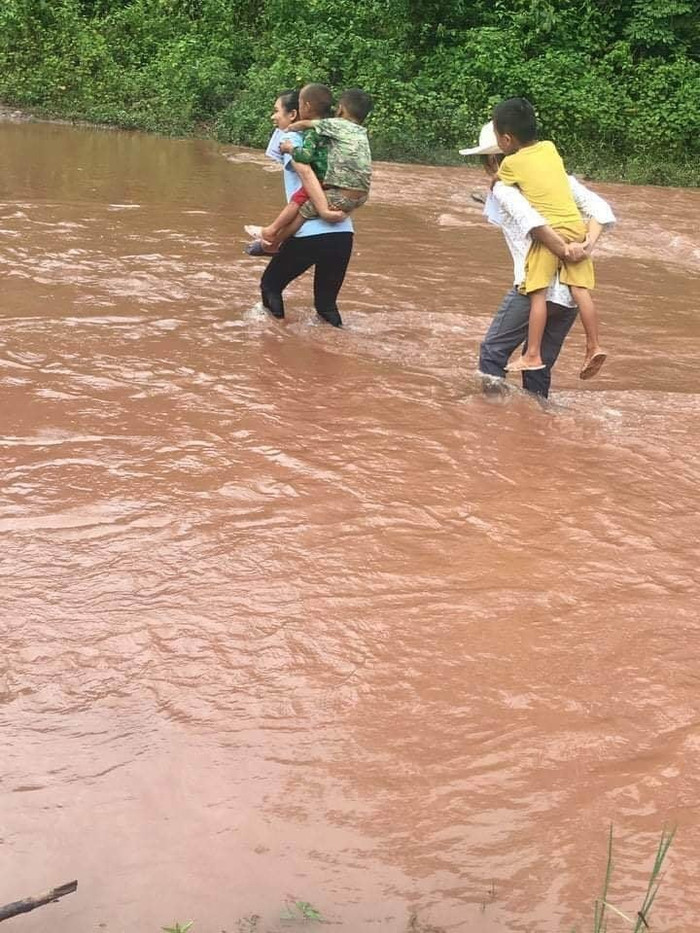 Cõng học sinh về trường (Ảnh giáo viên cung cấp) gdvn-cõng học sinh.jpg