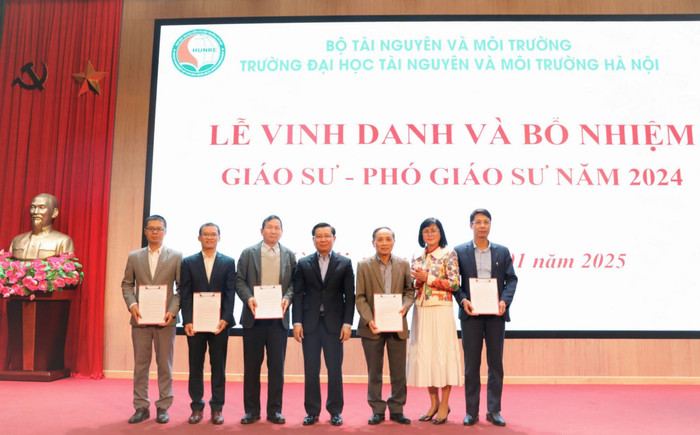 Lãnh đạo nhà trường chụp ảnh kỷ niệm cùng các tân giáo sư, phó giáo sư. Ảnh: NTCC. z6211612823248_84a9c791cd3bdb7f7296f7a5ae9fbe6e.jpg