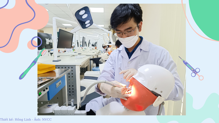 Em Mẫn Văn Tiến thực hành trong labo mô phỏng của khoa Răng Hàm Mặt. Ảnh: NVCC. thủ khoa mẫn văn tiến 3.png