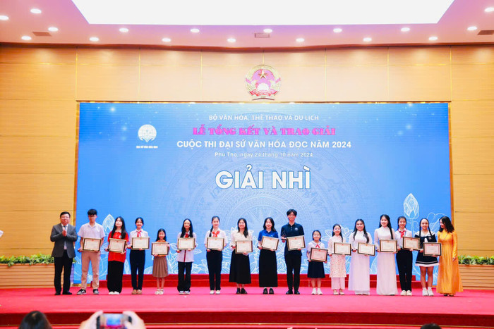 Nhóm thí sinh đạt giải nhì cuộc thi Đại sứ Văn hóa đọc năm 2024. giải nhì.jpg