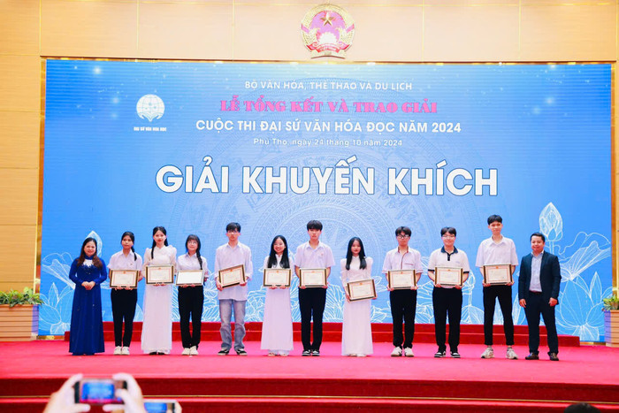 Nhóm thí sinh đạt giải khuyến khích cuộc thi Đại sứ Văn hóa đọc năm 2024. giải khuyến khích.jpg