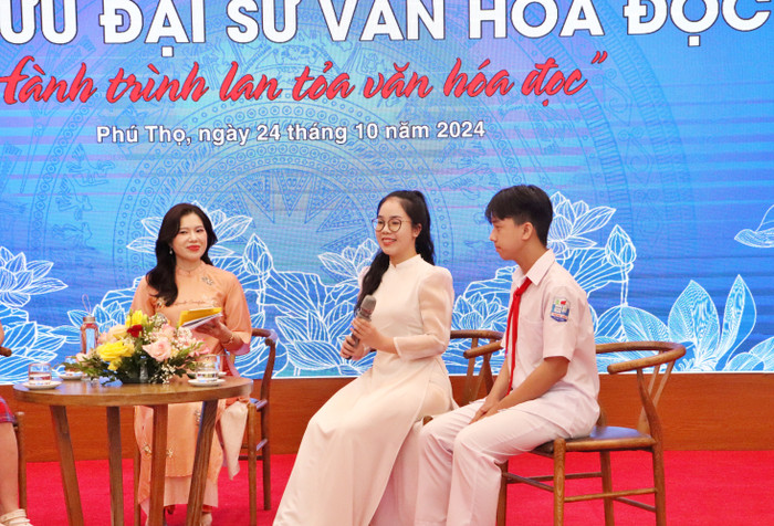 Em Nguyễn Hải Âu (ở giữa) và em Phạm Trung Khải (ngoài cùng bên phải). Ảnh: Hồng Linh. gdvn_giao lưu 6.JPG