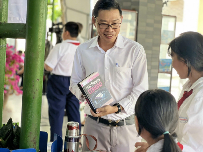 Thầy Tùng HT THCS Côn Đảo.jpg