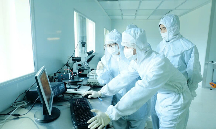 Nghiên cứu chế tạo linh kiện bán dẫn tại Trung tâm Nano và Năng lượng, Trường Đại học Khoa học Tự nhiên (Đại học Quốc gia Hà Nội). Ảnh: NTCC.