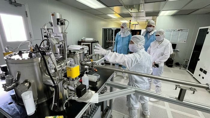 Nghiên cứu chế tạo linh kiện bán dẫn tại Trung tâm Nano và Năng lượng, Trường Đại học Khoa học Tự nhiên (Đại học Quốc gia Hà Nội). Ảnh: NTCC.