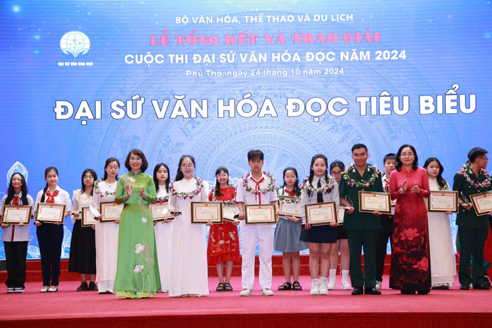 Bà Kiều Thúy Nga (áo dài xanh) và bà Trịnh Thị Thủy (áo dài hồng) trao giải cho 4 Đại sứ Văn hóa đọc tiêu biểu. đại sứ văn hóa đọc.jpg