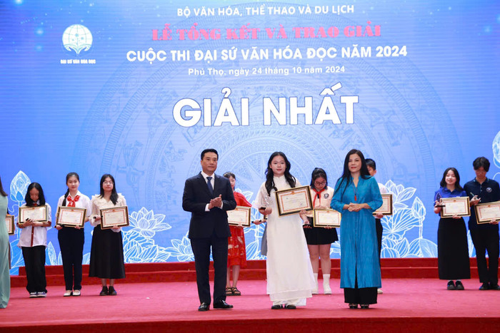 Thí sinh đạt giải nhất cuộc thi Đại sứ Văn hóa đọc năm 2024. giải nhất.jpg