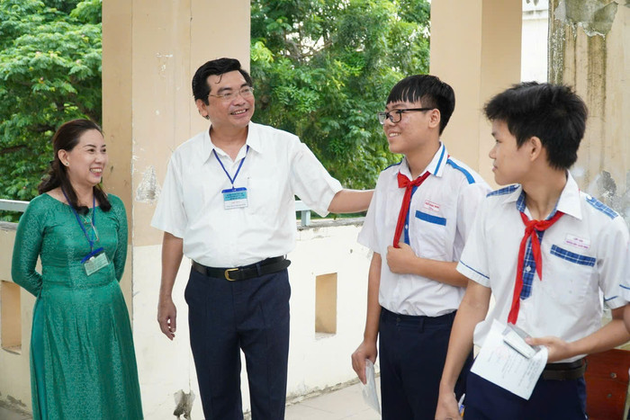 Ông Trần Thanh Bình (thứ 2 từ trái sang) - Giám đốc Sở Giáo dục và Đào tạo thành phố Cần Thơ. Ảnh: NVCC. ông Trần Thanh Bình.jpg