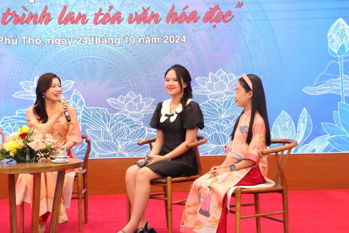 Em Bạch Hải Hạnh - Đại sứ Văn hóa đọc tiêu biểu năm 2021 (ở giữa) và em Nguyễn Thanh Mai - Đại sứ Văn hóa đọc tiêu biểu năm 2022 (ngoài cùng bên phải). Ảnh: Hồng Linh. gdvn_giao lưu 3.JPG